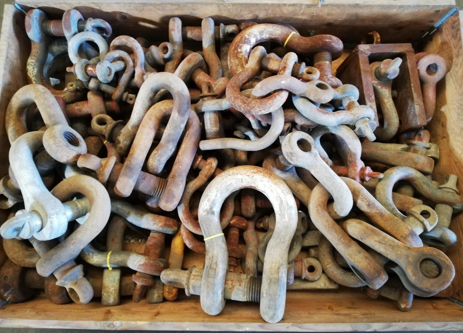  Rings and shackles of various sizes